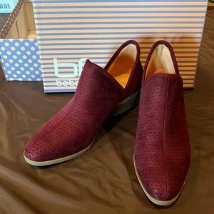 New in box size 7 Wine suede booties